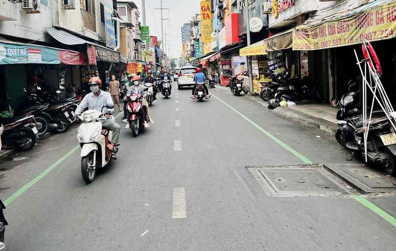 Vạch kẻ đường sơn màu xanh