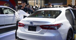 Vì sao ô tô màu trắng ngọc trai thường có giá cao hơn các màu khác?