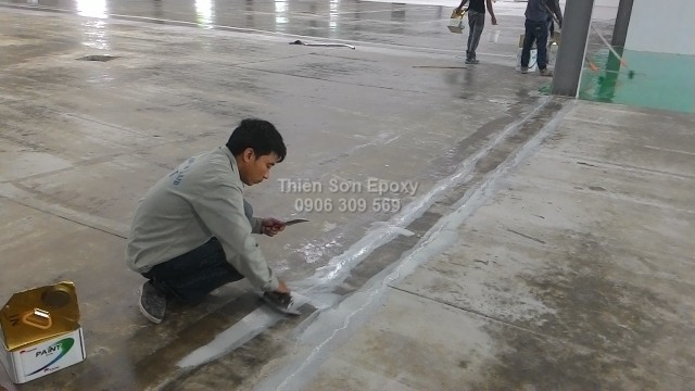 Thi công bả vá sàn bằng sơn NS50.