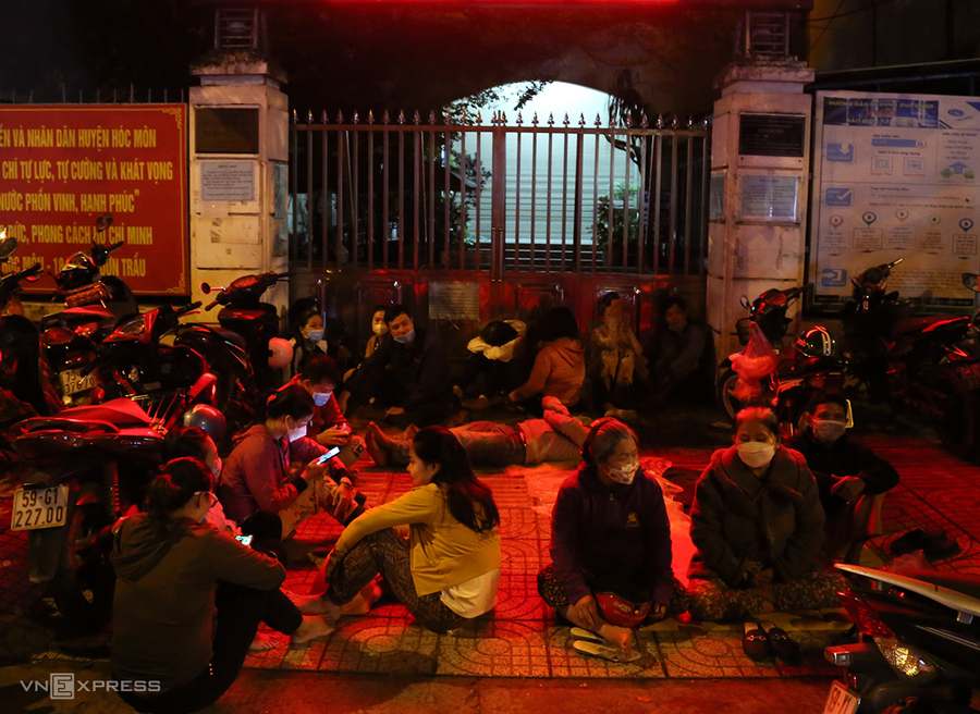 Thức suốt đêm chờ rút bảo hiểm xã hội một lần