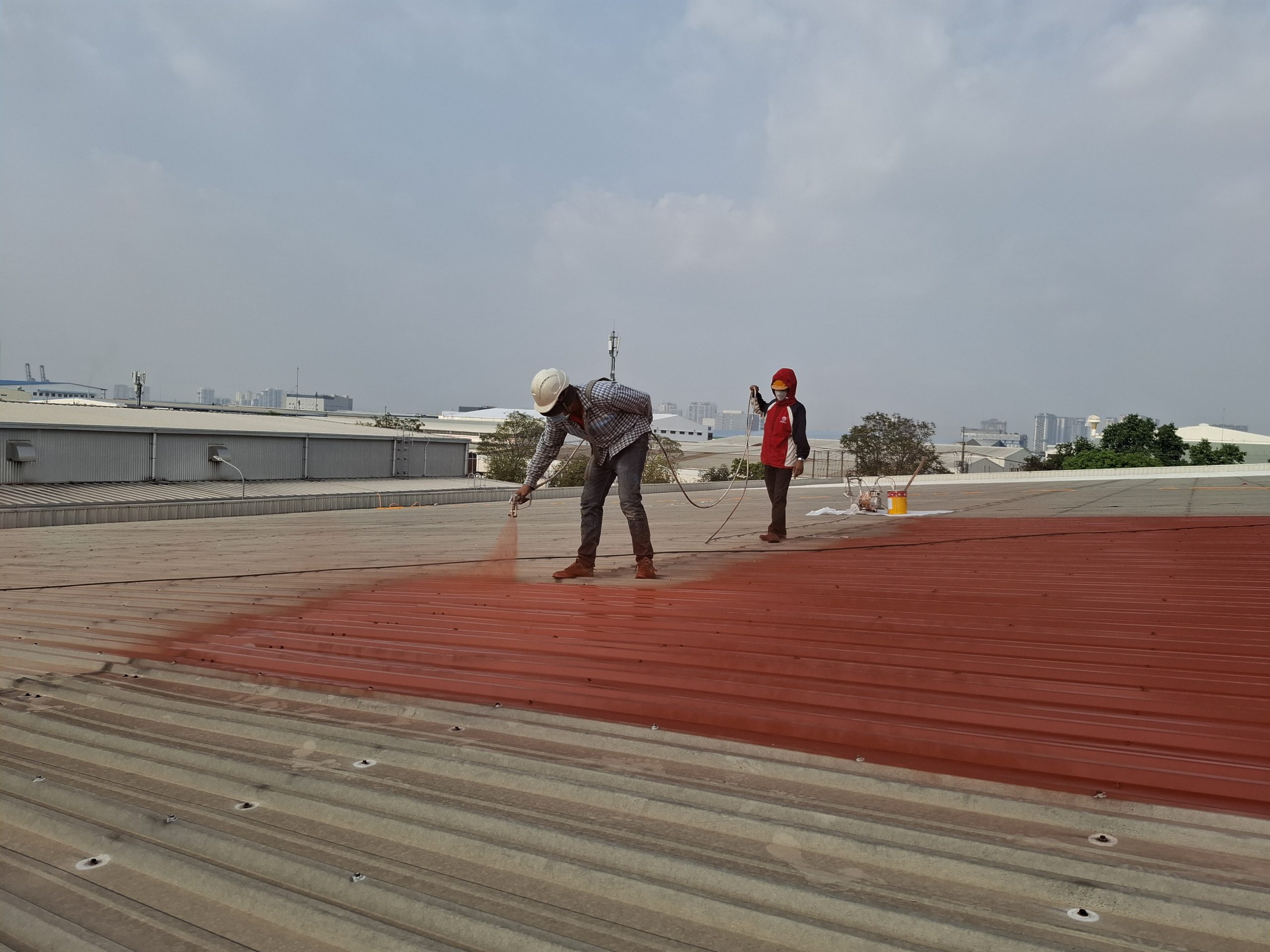 Sơn chống rỉ mái tôn: sơn lót chống rỉ và sơn phủ chống rỉ khác nhau thế nào?