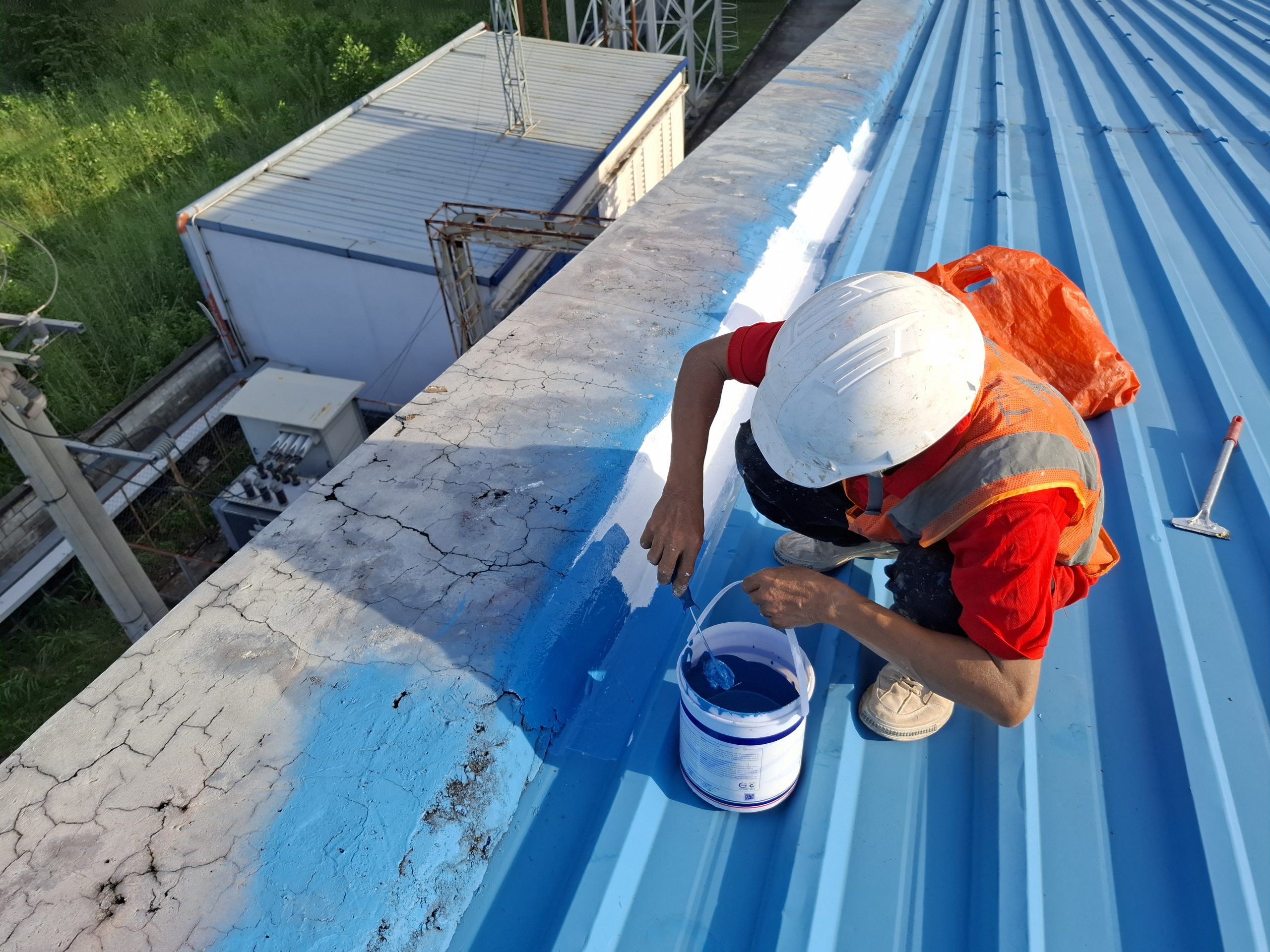 Nên sơn chống rỉ mái tôn trước hay sau khi xử lý dột?