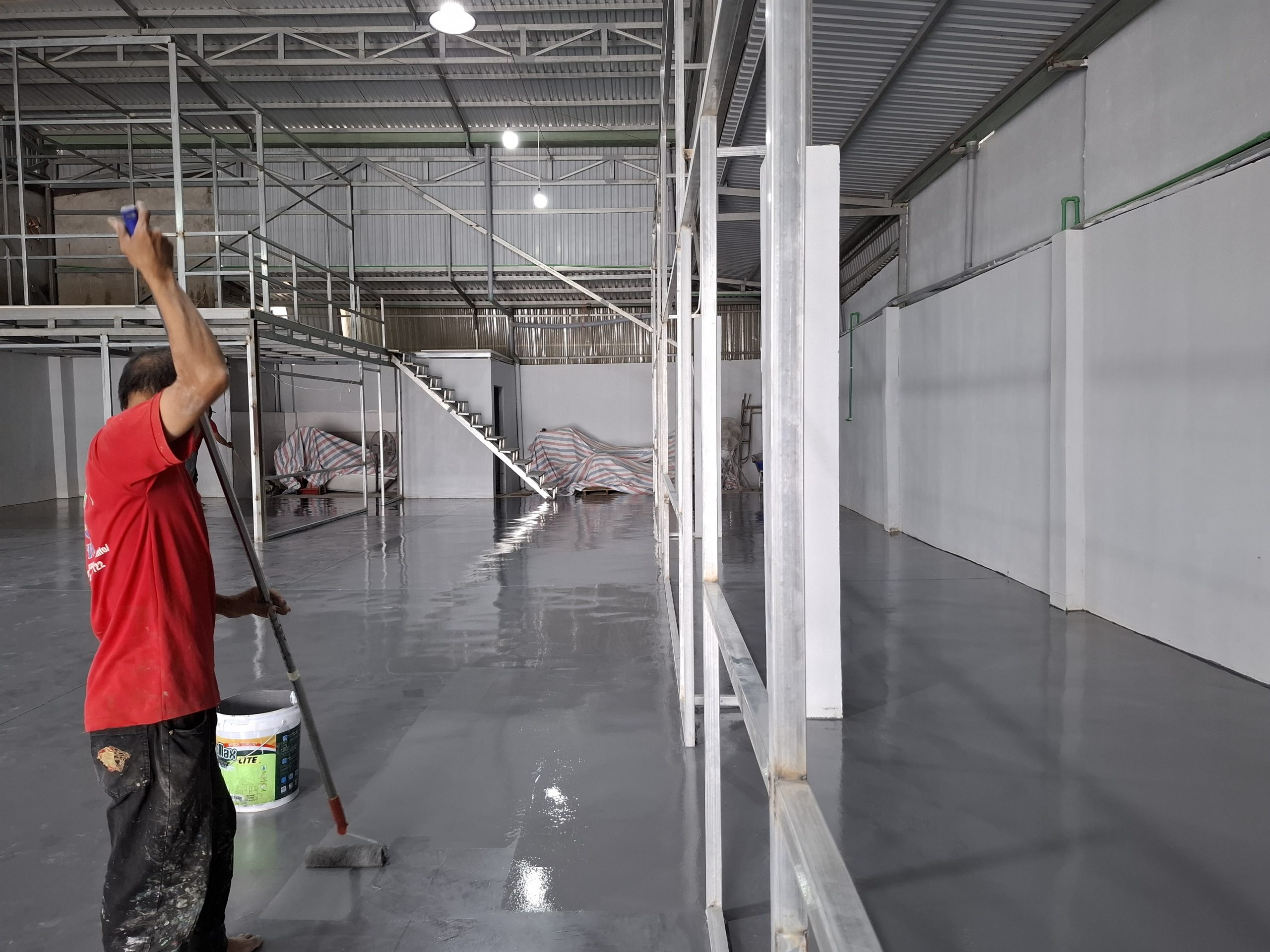 Sơn sàn nhà xưởng mới và cải tạo sàn cũ khác nhau thế nào?